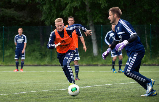 Oscar Wendt är med på dagens träning, här
