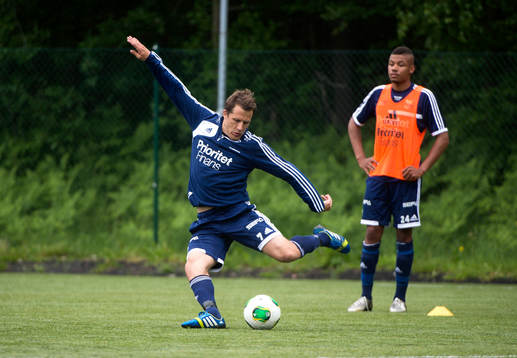 Tobias Hysén testar skott, Mikael Dyrestam tittar på