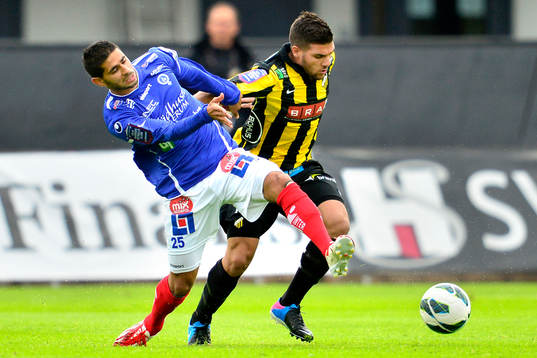 Åtvidabergs Imad Zatra i kamp om bollen med Häckens
