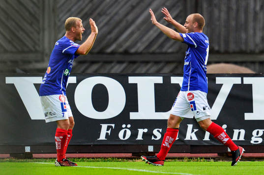 Åtvidabergs Daniel Sjölund gör 1-0 och kramas om av