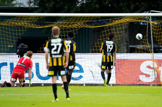 Christoffer Källqvist, målvakt i Häcken, ser bollen gå
