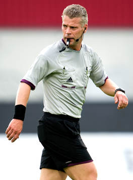 Domare Tobias Mattsson i matchen mellan Häcken och