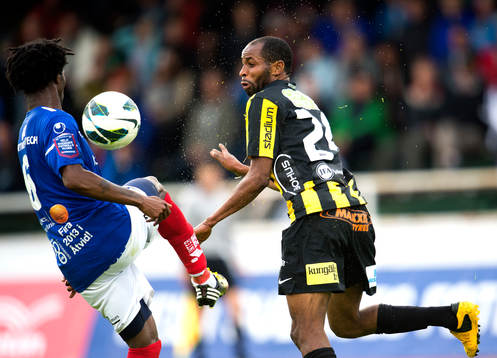 Åtvidabergs Mohammed Abubakari och Häckens Rene Makondele