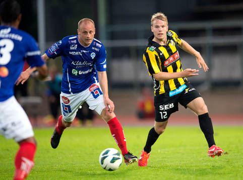 Åtvidabers Daniel Sjölund och Häckens Oscar Lewicki i