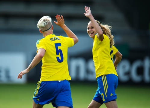 Sveriges Nilla Fischer och Charlotte Rohlin jublar
