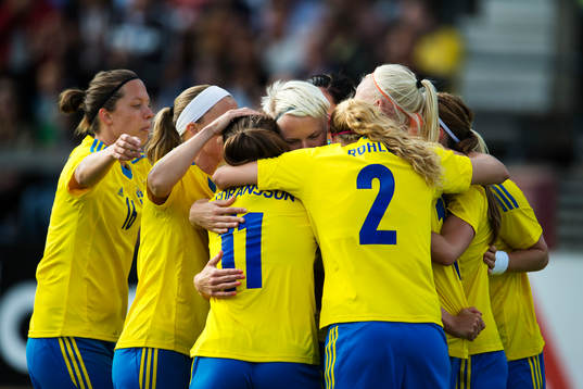 Sveriges Nilla Fischer kramas om av lagkamrater