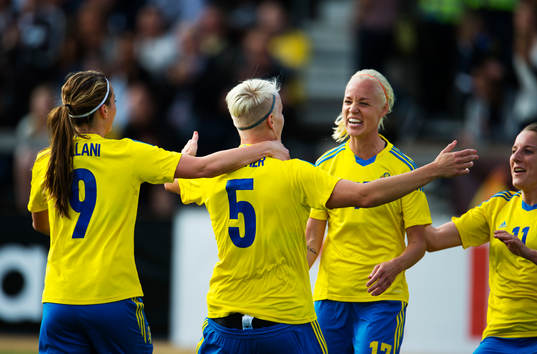 Sveriges Nilla Fischer gratuleras till sitt 1-0-mål i
