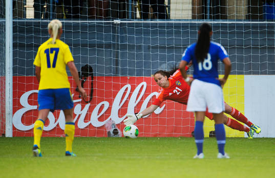 Sveriges målvakt Sofia Lundgren släpper in 1-1 på straff