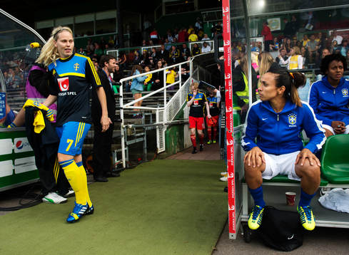 Sveriges Lisa Dahlkvist räcker ut tungan åt Brasiliens
