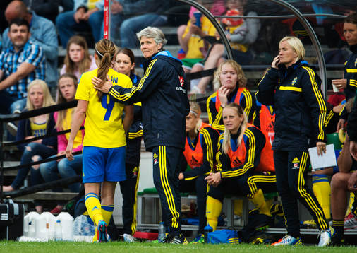 Sveriges Kosovare Asllani klappas om av förbundskapten Pia