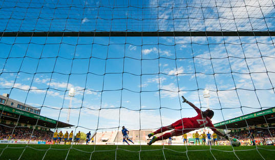 Brasiliens Andressa skjuter in 1-1 på straff bakom