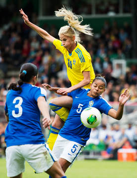 Sveriges Sofia Jakobsson i en luftduell med Brasiliens