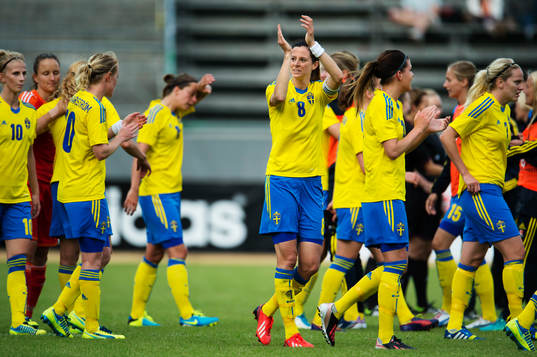 Sveriges Lotta Schelin tackar publiken