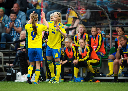 Sveriges Kosovare Asllani och Sofia Jakobsson byter av