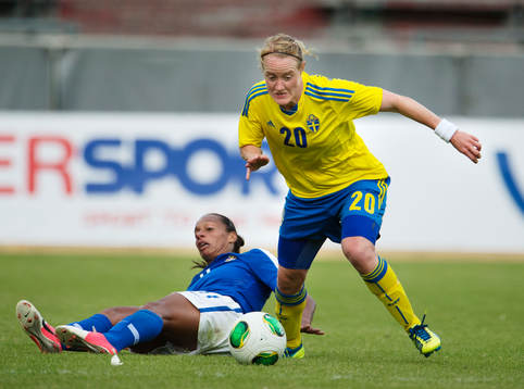 Sveriges Marie Hammarström (h) i träningslandskampen