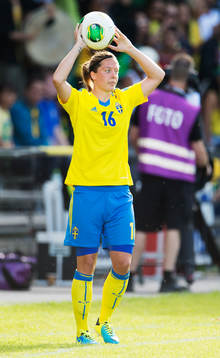 Sveriges Lina Nilsson i färd med att göra ett inkast i