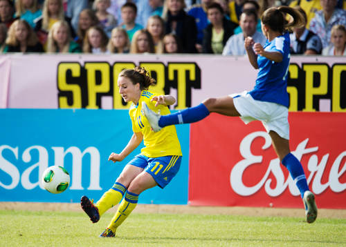 Sveriges Antonia Göransson slår ett inlägg i