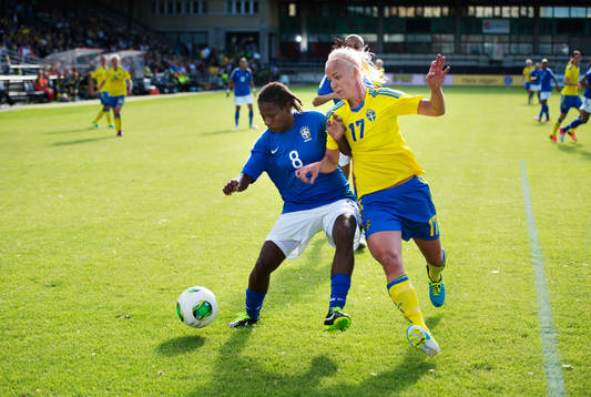 Brasiliens Formiga utmanas av Sveriges Caroline Seger i