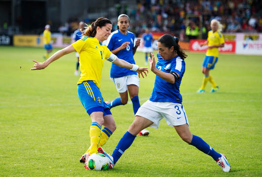 Sveriges Lotta Schelin utmanas av Brasiliens Bagé i