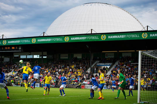 En hörna nickas bort i träningslandskampen mellan Sverige