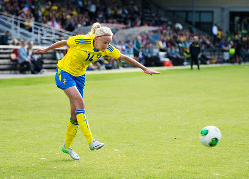 Sveriges Josefine Öqvist slår ett inlägg i