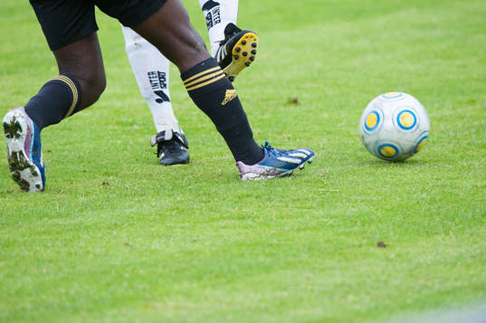 Fot, fötter, fotbollsskor Adidas, gräs, närkamp