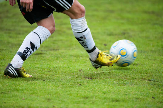 Fot, fötter, fotbollsskor Adidas, bredsida, boll, gräs