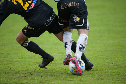 Tuff närkamp, fot, fötter. boll, fotbollsskor, gräs,