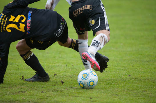 Tuff närkamp, fot, fötter. boll, fotbollsskor, gräs,