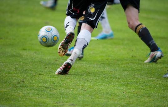 Tuff närkamp, fot, fötter. boll, fotbollsskor, gräs,