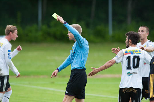 Varning, domaren utdelar gult kort