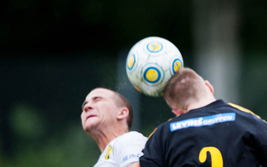 Nickduell, bollen lägger sig på skallen