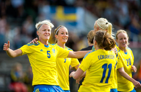 Sveriges Nilla Fischer och Kosovare Asllani jublar