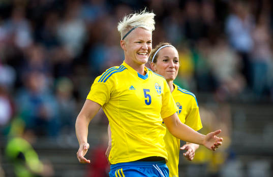 Sveriges Nilla Fischer och Kosovare Asllani jublar