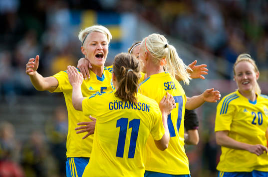Bläddra bland fler bilder av Fotboll, träningslandskamp, Sverige - Brasilien