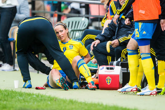 Sveriges Kosovare Asllani byts ut och lindas om i
