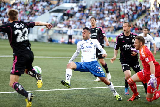 Norrköpings Imad Khalili och Göteborgs målvakt John
