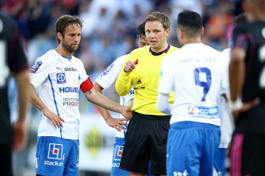 Norrköpings Mathias Florén och domare Markus