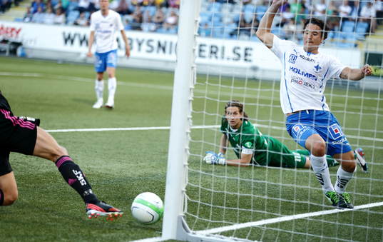 Mål av Göteborgs Robin Söder (benet i bild), liggande