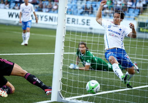 Mål av Göteborgs Robin Söder (benet i bild), liggande