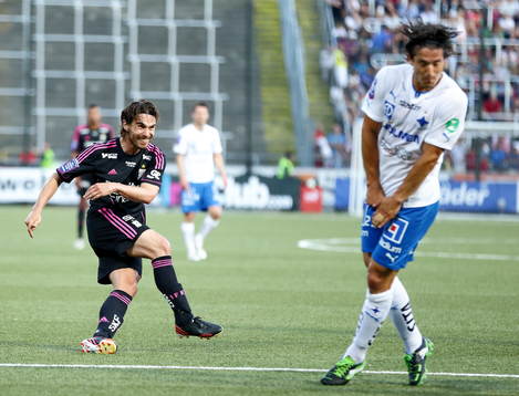 Göteborgs Nordin Gerzic skjuter och Norrköpings David Boo