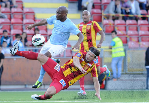 Syrianska nr 24 Haris Skenderovic fäller Malmös nr 29