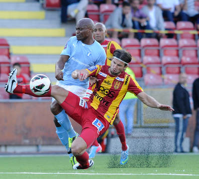 Syrianska nr 24 Haris Skenderovic fäller Malmös nr 29