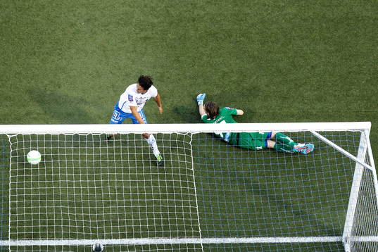 Norrköpings David Boo Wiklander försöker stoppa bollen
