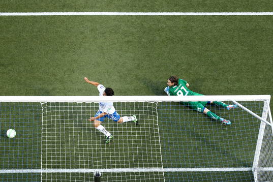 Norrköpings David Boo Wiklander försöker stoppa bollen