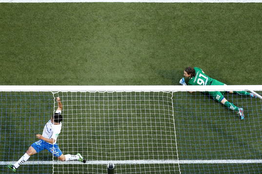 Norrköpings David Boo Wiklander försöker stoppa bollen