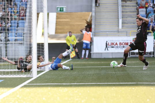 Mål av Göteborgs Philip Haglund medan Norrköpings