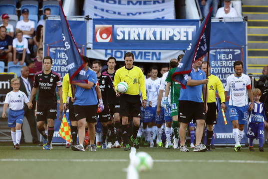 Göteborgs Tobias Hysén, domare Markus Strömbergsson och