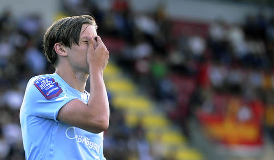 Malmös nr 11 Simon Thern tar sig för ansiktet och deppar