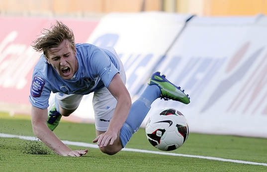 Malmös nr 33 Emil Forsberg ramlar och skriker